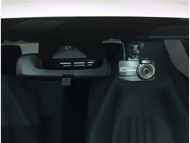 ドライブレコーダー装備：車の走行中の主に外観を中心に記録する撮影機材です！交通事故発生時の責任の所在を明確にしたり、観光等を記録するのにも役立ちます！