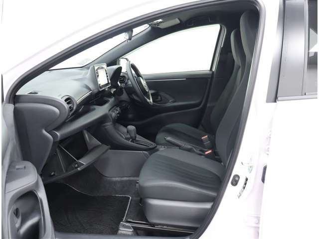 収納も便利で使いやすい。小物や大切な物をやさしく収納。カップホルダーの位置も使いやすいです♪