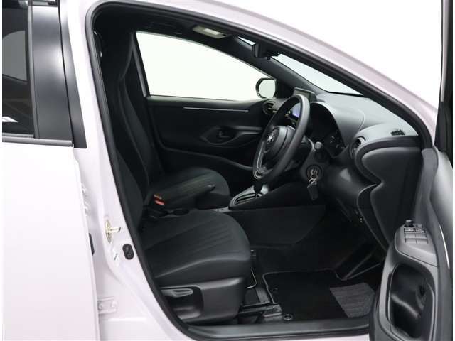 視認性のよいインパネ周りです！操作スイッチやカップホルダーも使いやすい位置に配置されています♪