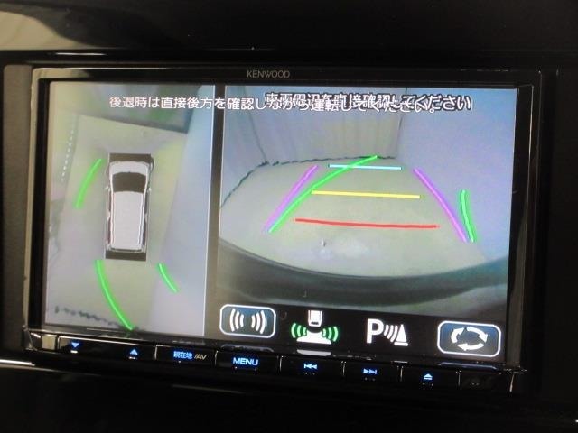 パノラミックビューモニター付きです。車両を上から見たような映像をオーディオ画面に表示。運転席からの目視だけでは見にくい、車両周辺の状況をリアルタイムでしっかり確認できます。