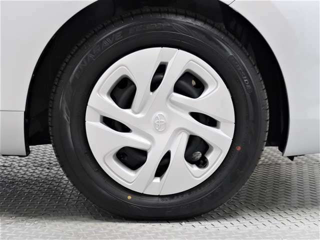 純正ホイルキャップ付きスチールホイール、タイヤサイズは185/65R15です。