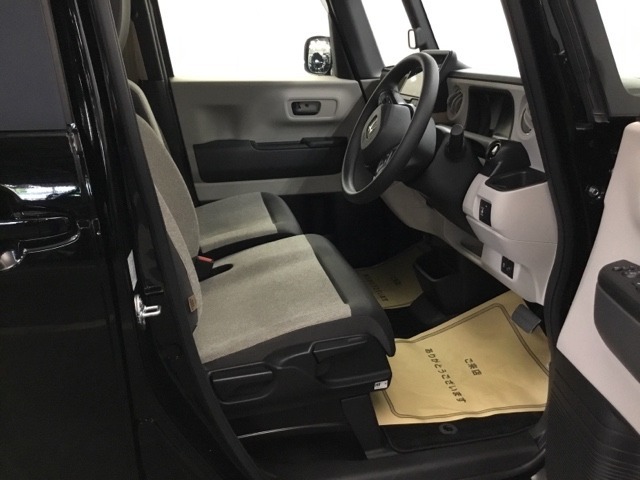【ベンチシート】運転席と助手席の移動もスムーズ！狭い駐車場での乗り降りや、お子様の乗り降りにも便利です。座席の間にコンソールボックスやドリンクホルダーがないため、車内空間が広く感じます。