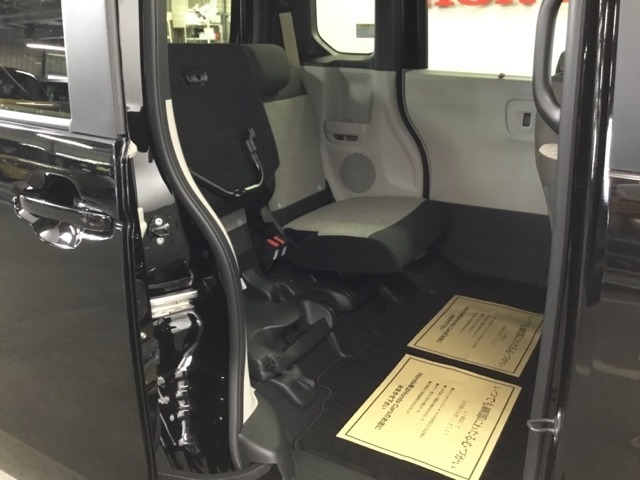 後席の座面をはねあげると、後席のあったスペースがそのまま高さのある荷室空間に！背の高い荷物も横にせずそのまま積み込めます。もちろん左右片方だけのアレンジも可能です。