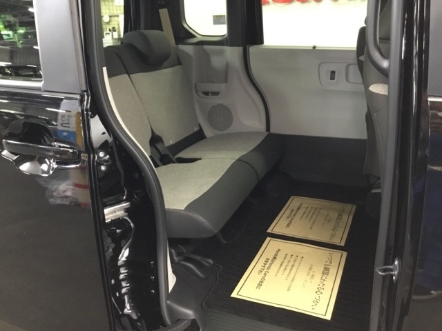 ホンダ車の低床ボディは、チャイルドシートへのお子さまの乗降や荷物の積載もスムーズ。足元もゆったりとしていますので、おくつろぎいただけます。
