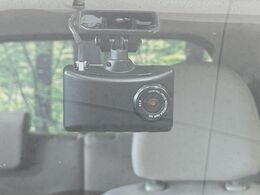 【ドライブレコーダー】安心・安全なカーライフに必須のドライブレコーダーを装備！走行中はもちろん、あおり運転や事故に遭遇した際の状況も映像で記録し、万一のリスクに備えます。