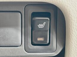 【シートヒーター】寒い日に重宝するシートヒーター！エアコンより早く温まってくれるので寒がりの人も安心ですね♪エアコンの温風は乾燥するから苦手、という方にもをおすすめです。
