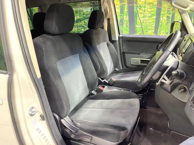 運転席まわりには十分なスペースがあり、大柄な方でもゆったり運転していただける環境です。