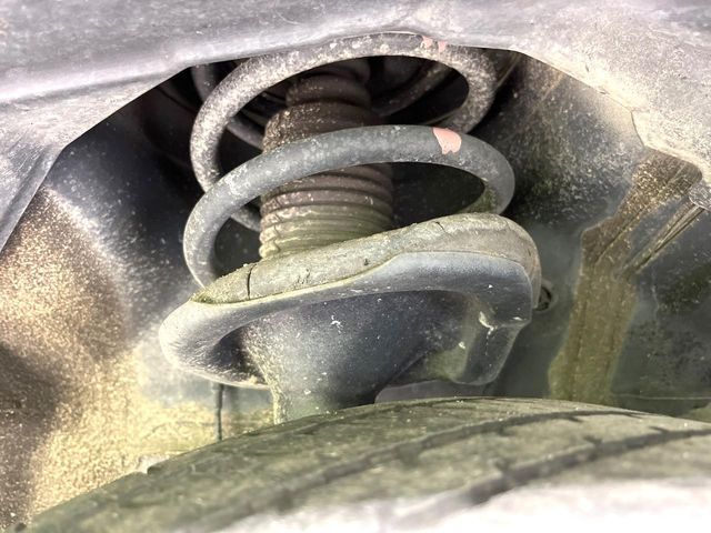お車を安心してお乗りいただく為には、足回りの定期点検が欠かせません。サービスサポート（有償保証）では無料点検もご提供しており、安心のカーライフをお過ごしいただけるサポート体制が整っています。