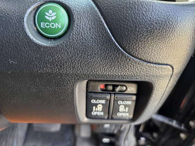 【ステアリング】手にしっかり馴染みとても運転しやすいハンドルです♪高級感もにじみ出ております