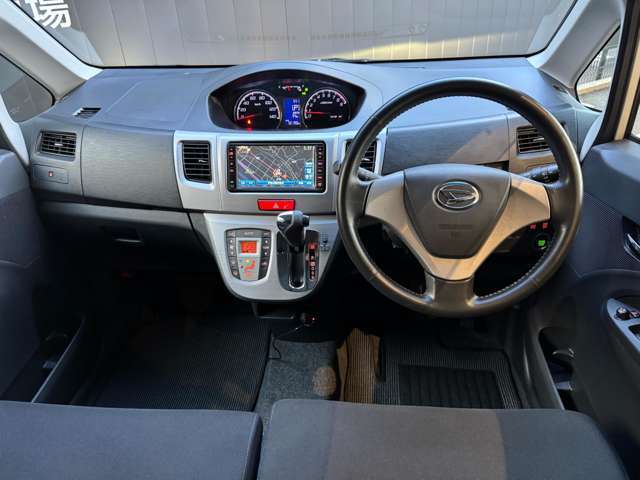 運転席まわりも広々快適。