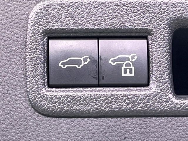 【パワーバックドア】スマートキーや運転席のボタンを押すだけでリアゲートが自動で開閉します！荷物を持っている時や、高い位置にあるバックドアを閉める際に便利な機能です♪