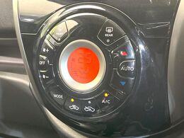 【オートエアコン】一度お好みの温度に設定すれば、車内の温度を検知し風量や温度を自動で調整。暑い…寒い…と何度もスイッチ操作をする必要はありません。快適な車内空間には必須の機能ですね♪