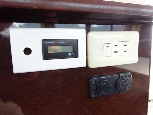 電圧計　インバータースイッチ　AC100Vコンセント