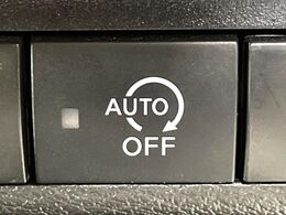 【アイドリングストップ】赤信号や渋滞で停車した際にエンジンを停止し、無駄な燃料の消費を抑えます。燃費向上や環境保護につなげる機能♪エンジンはブレーキを離せば再始動します。