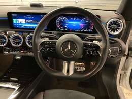 ステアリングシフトが装備されております。ステアリングから手を離さずにシフトチェンジができます。マニュアルモードをご選択頂くことにより、よりアグレッシブな走行が可能となります