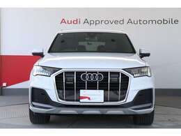 幅広く低くなったシングルフレームグリルとシャープなデザインのLED ヘッドライト、大きく立体的なエアインテークを備えたフロントバンパーなどによって、さらに精悍な印象になっています。