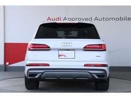 立体的にデザインされたリヤコンビネーションライトやワイドさを強調したリヤバンパーなどが、ボディサイズ以上に安定感のあるスタンスを生み出します。