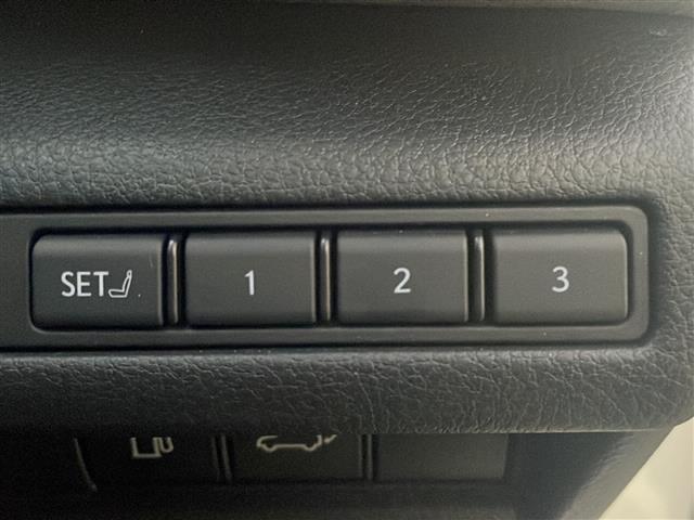 【ポジションメモリー（パワーシート）】それぞれのスイッチを押すと、あらかじめ設定したドライビングポジションに自動で調整してくれます。シートポジションがしっかり決まると、毎日の運転が楽になりますね！