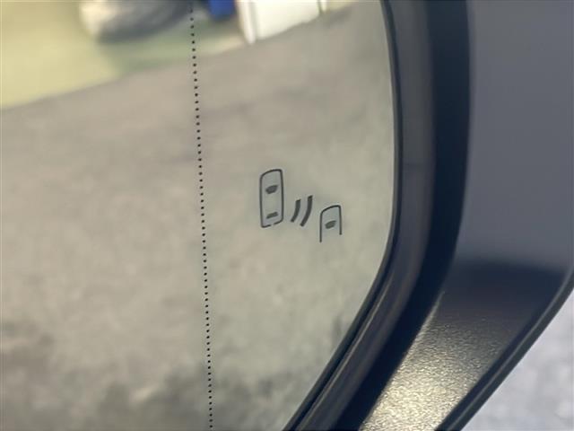 【ブラインドスポットモニター（BSM）】ドアミラーでは確認しにくい、後側方エリアに存在するクルマや、急接近してくるクルマを感知してお知らせすることで、不意の衝突を回避をサポートします！