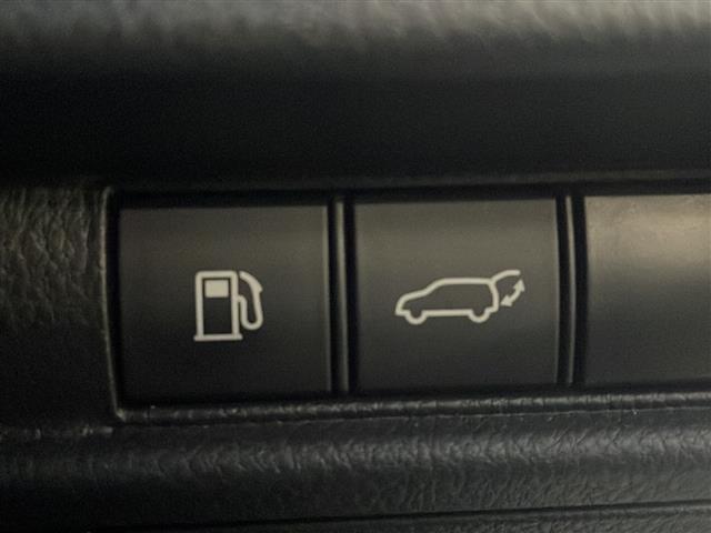 【パワーバックドア】荷物を抱えた状態でもリアゲートの開閉が可能です！お買い物時やアウトドアの際に役立ちますね。