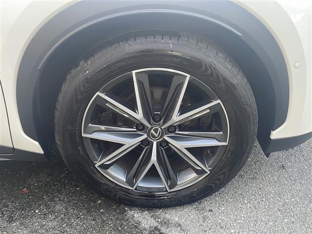 【純正アルミホイール】純正の専用アルミホイールが足元を飾ります！IDOMでは、社外アルミホイールや、スタッドレスタイヤも取扱いしております。ぜひご相談ください。