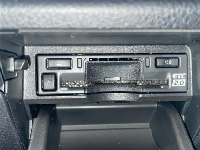 【ETC2.0（DSRC/ITSスポット）】ETCカードを挿入すれば料金所はノンストップで通過できます。ETC限定の割引や、高速道路の情報提供サービスを利用できます。