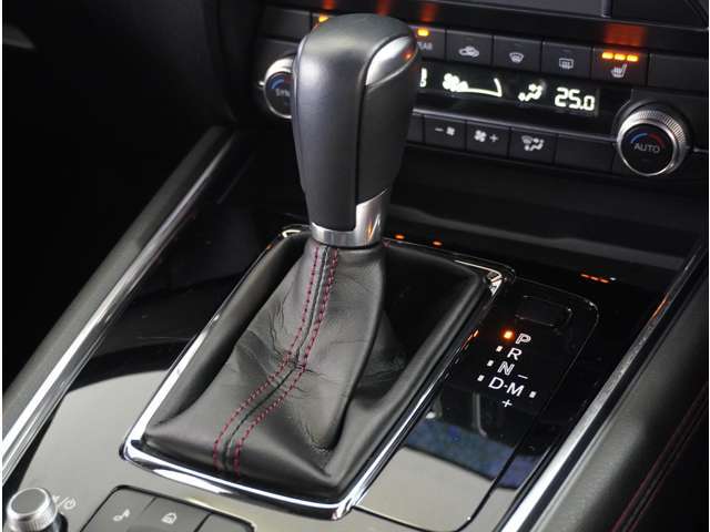 【シフトレバー】シフトもとても操作しやすいデザインになっております。運転する人の事を第一に考えた操作性の高い仕様です。