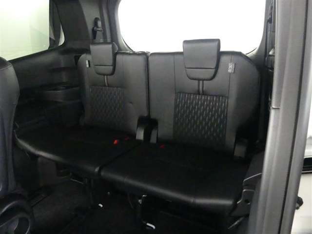 3人掛けのサードシート！大人の方からお子様まで、ちゃんと座って移動できます！