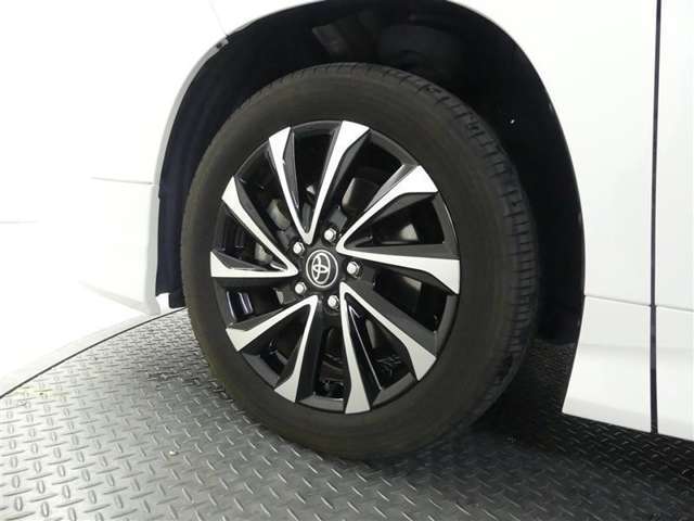 かっこいいホイールですね。　車のイメージを大きく左右するホイール部分はコダワリを持ちたいですね。