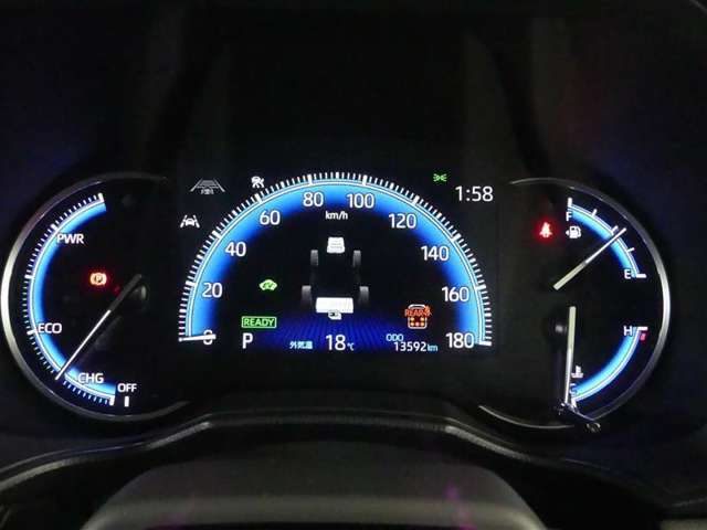 とっても見やすいメーターです。夜間時はラグジュアリーな気分にさせてくれる照明が魅力ですので、夜のドライブも楽しみになりますよ♪