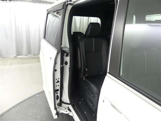 両側パワースライドドア付きだから、狭い駐車スペースなどでの 乗り降りラクラク！小さなお子さまのいるご家庭には嬉しい装備。