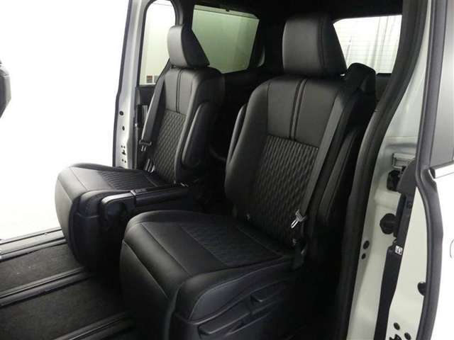 後席は、膝元に十分なスペースを確保！室内も専門のスタッフによる清掃済みでキレイです♪是非一度ご覧ください！