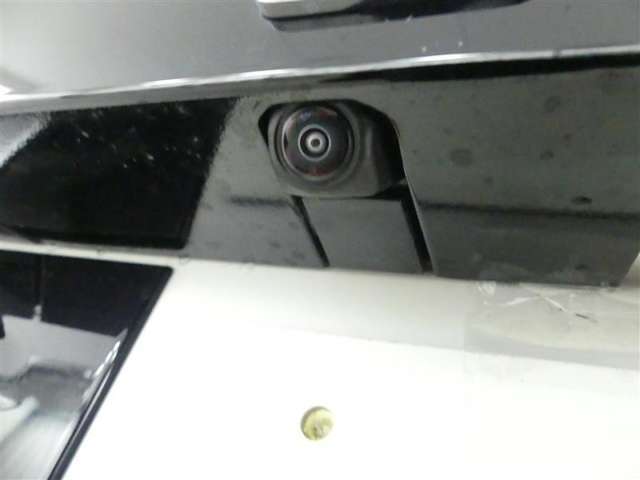 バックカメラが付いているので後方確認が非常にしやすいです。今や運転初心者も熟練者も必須装備！ついていて損はないですね♪