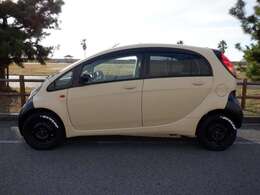 リヤ・ミッドシップレイアウト（エンジンを後輪車軸の前に配置）のユニークな新開発プラットフォームを採用した軽自動車、三菱「i（アイ）」。