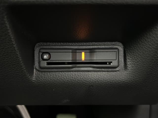 【ETC】有料道路を利用する際に料金所で停止することなく通過できる、ETC車載器（ノンストップ自動料金収受システム機器）が装備されています。セットアップを行うことで利用可能になります。