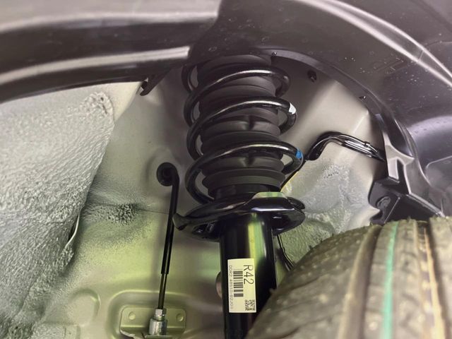 お車を安心してお乗りいただく為には、足回りの定期点検が欠かせません。サービスサポート（有償保証）では無料点検もご提供しており、安心のカーライフをお過ごしいただけるサポート体制が整っています。