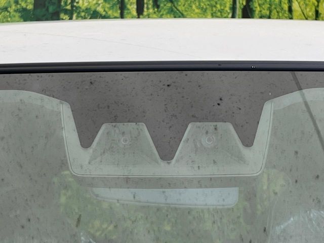 【スマートアシスト】走行中に前方の車両等を認識し、衝突しそうな時は警報とブレーキで衝突回避と被害軽減をアシスト。より安全にドライブをお楽しみいただけます。