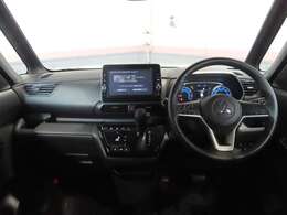 シフトレバーをダッシュパネルセンターに装備。運転席、助手席の足元すっきり！