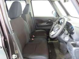 大きなベンチシートで足元もヒロビロ■大型シートで座り心地は快適♪中央にはアームレストが付いてゆったりドライブ♪　シートヒーター（運転席＆助手席）装備(*^-^*)