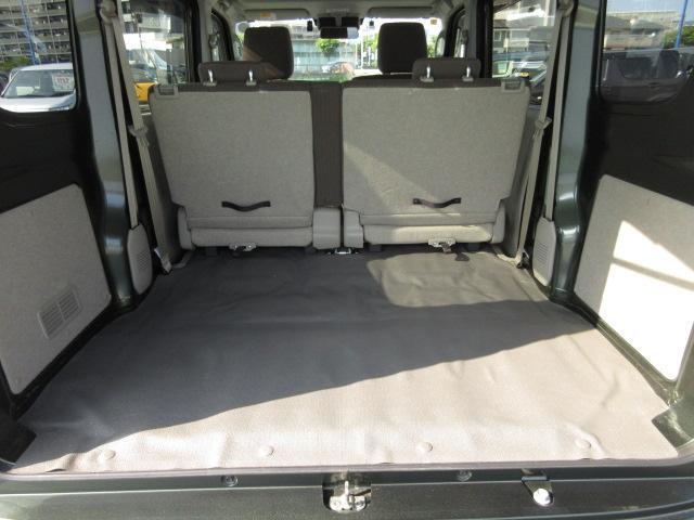 大きな開口部と低い荷室床面地上高、箱型デザインと多くの荷物が積める工夫が光ります！