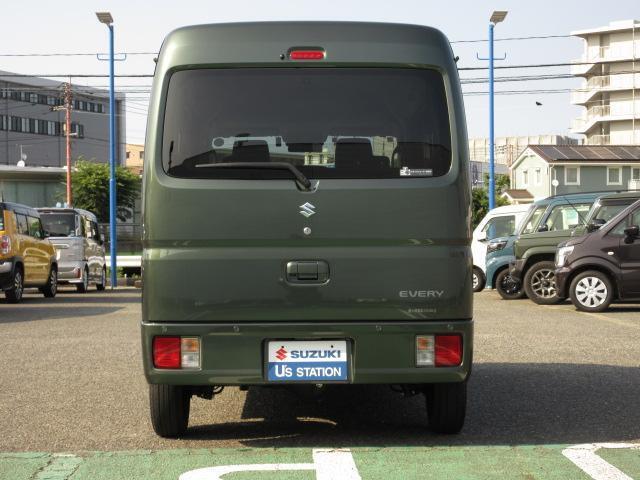 バックビューです。後方車両に点滅して急ブレーキを知らせる【エマージェンシーストップシグナル】を装備！