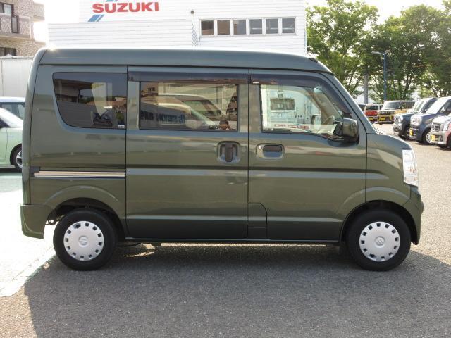 荷室幅がわかるサイドビュー。リヤドアは開閉しやすい持ち手の【縦型スライドドアハンドル】！