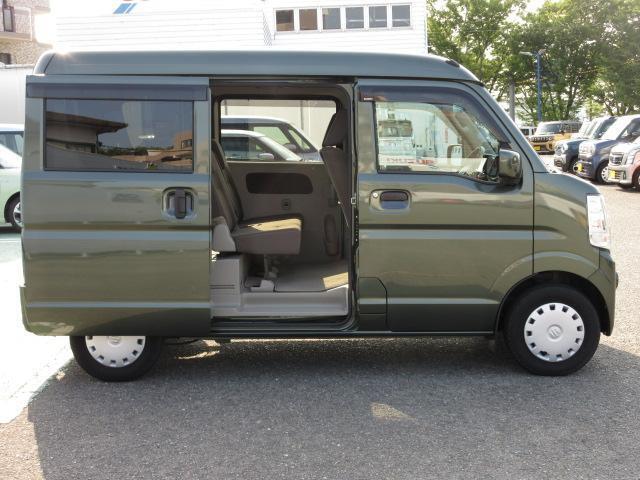 荷物の積み降ろしもスムーズな後席両側スライドドア。