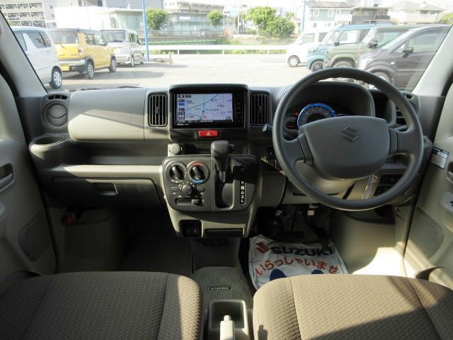 落ち着いたデザイン。インパネシフト、フットブレーキで足元広々。