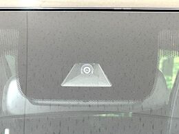 【ホンダセンシング】走行中に前方の車両等を認識し、衝突しそうな時は警報とブレーキで衝突回避と被害軽減をアシスト。より安全にドライブをお楽しみいただけます。