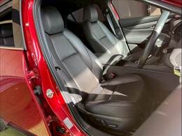 純正 ブラックレザーシートを装備！高級感が溢れています！