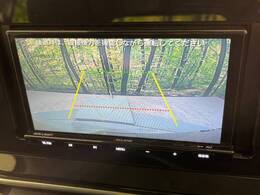 【バックカメラ】駐車時に後方がリアルタイム映像で確認できます。大型商業施設や立体駐車場での駐車時や、夜間のバック時に大活躍！運転スキルに関わらず、今や必須となった装備のひとつです！