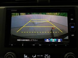 【バックカメラ】駐車時に後方がリアルタイム映像で確認できます。大型商業施設や立体駐車場での駐車時や、夜間のバック時に大活躍！運転スキルに関わらず、今や必須となった装備のひとつです！