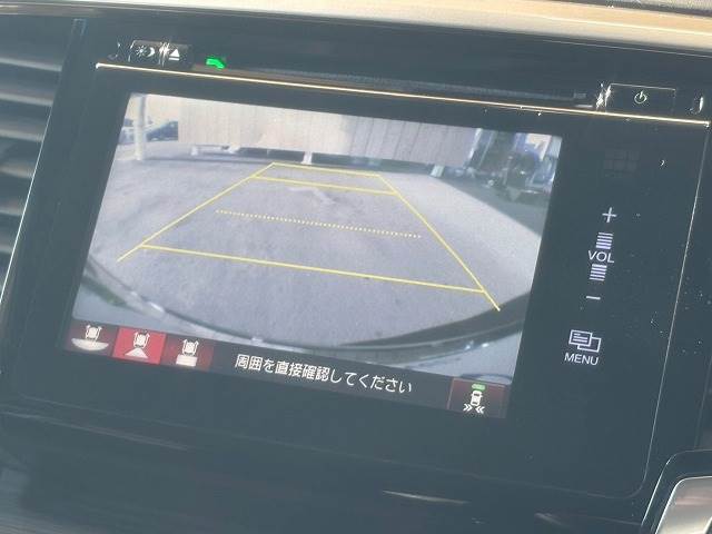 【カラーバックモニター】を装備しております。リアの映像がカラーで映し出されますので日々の駐車も安心安全です。