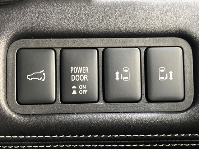 【電動サイドステップ】車高の高いお車でも、これがあれば小さいお子様の乗り降りも楽々♪スライドドアと連動して作動する為、煩わしい操作は不要です！